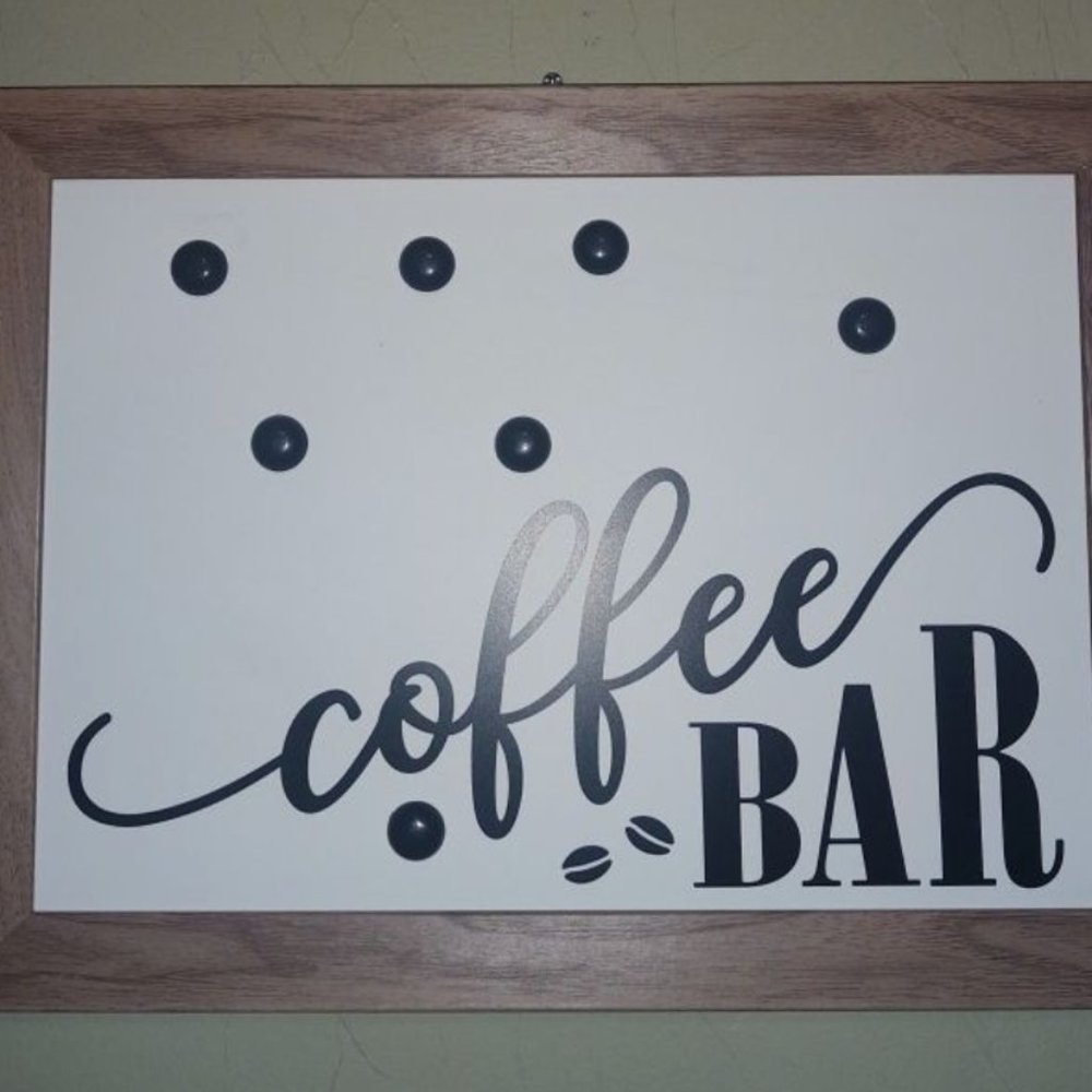 Magnetic wall plaque